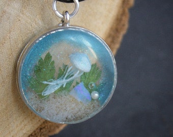 Jellyfish ocean pendant, opal gemstone resin necklace, underwater scene, marine biology, surfer gift, kwal ketting, Netherlands, nederland