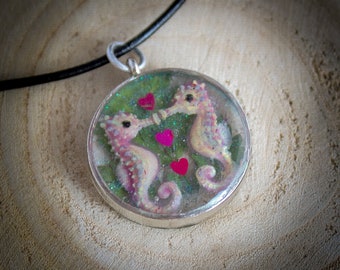 Seahorse love pendant, resin necklace, underwater scene, marine biology, surfer, scuba diver, valentines day, zeepaardjes ketting, Nederland