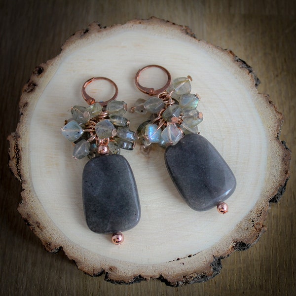 OOAK Agathe and blue flash labradorite gemstone earrings, heavy large grey copper beaded statement earring, edelsteen oorbellen nederland
