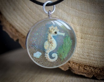 Seahorse pendant, Australian opal, resin underwater scene, marine biology, surfer, scuba diver, beach fashion, zeepaardje ketting, Nederland