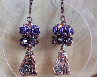 Cat in my flowerbed - copper beaded OOAK unique designer earring, purple dangle and drop feline jewelry, catlady, gift for her, Netherlands