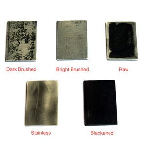 Puede incluir: Cinco muestras rectangulares de metal con diferentes acabados: cepillado oscuro, cepillado brillante, en bruto, inoxidable y ennegrecido. Cada muestra tiene una textura y un color &uacute;nicos, que van del gris oscuro al negro brillante. El texto etiqueta cada acabado.