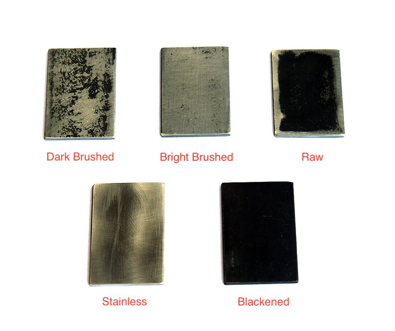 Puede incluir: Cinco muestras rectangulares de metal con diferentes acabados: cepillado oscuro, cepillado brillante, en bruto, inoxidable y ennegrecido. Cada muestra tiene una textura y un color &uacute;nicos, que van del gris oscuro al negro brillante. El texto etiqueta cada acabado.