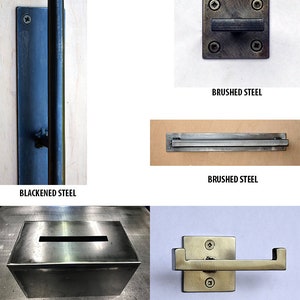 Puede incluir: Colecci&oacute;n de muestras de herrajes met&aacute;licos, que incluyen un tirador de acero ennegrecido, accesorios de acero cepillado, una caja de acero en bruto y un portarrollos de papel higi&eacute;nico de acero inoxidable. Cada art&iacute;culo se muestra sobre un fondo neutro.