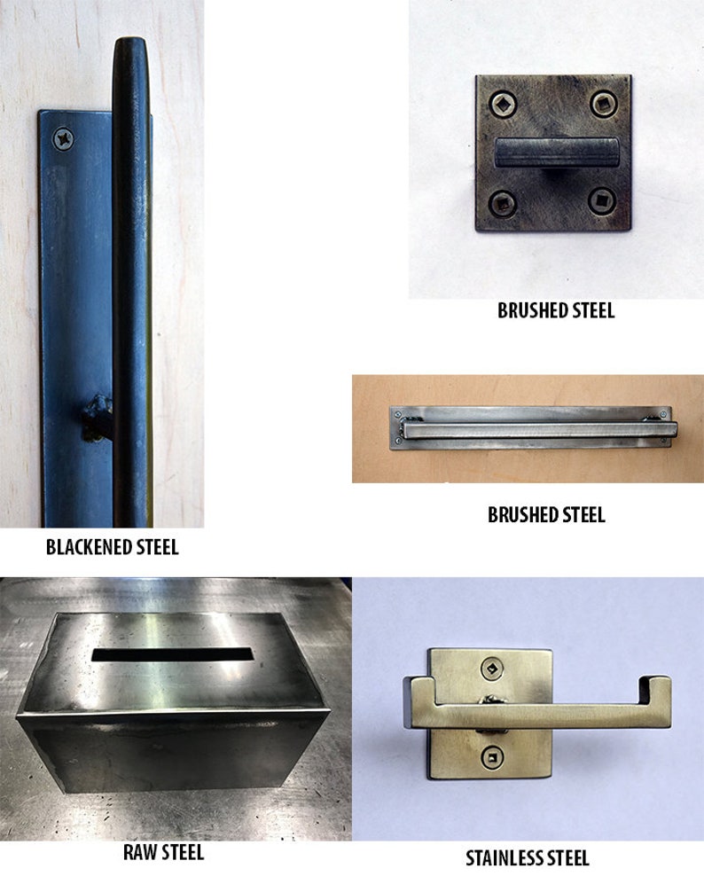 Puede incluir: Colecci&oacute;n de muestras de herrajes met&aacute;licos, que incluyen un tirador de acero ennegrecido, accesorios de acero cepillado, una caja de acero en bruto y un portarrollos de papel higi&eacute;nico de acero inoxidable. Cada art&iacute;culo se muestra sobre un fondo neutro.