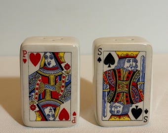 Saleros y pimenteros con forma de naipes, figuras de reyes y reinas.