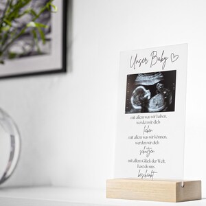 personalisiertes Acrylschild mit Holzfuß Baby Ultraschallbild Schwangerschaft verkünden Bilderrahmen Geschenk Kinderzimmerdekoration