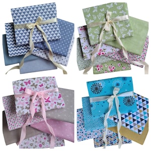 Könnte beinhalten: Vier Stoffbündel, jedes mit einem Band gebunden. Die Stoffe weisen verschiedene Muster auf, darunter Dreiecke, Schmetterlinge, Blumendrucke und geometrische Designs. Farben sind Blau, Grün, Rosa und Türkis.