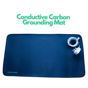 Könnte beinhalten: Eine dunkelblaue Erdungsmatte mit einem weißen Kabel und Stecker. Die Matte hat den Text "reGrounded" in Grün in der linken unteren Ecke. Der Text "Conductive Carbon Grounding Mat" ist in Grün über der Matte geschrieben.