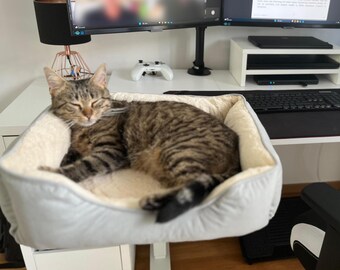 How to keep nichteimal cat off desk