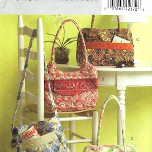 Può includere: Immagine di un modello di cucito con quattro borse trapuntate con vari motivi floreali e paisley. Le borse hanno forme e dimensioni diverse, con tracolle e manici. Il modello è etichettato "B5197 Butterick".