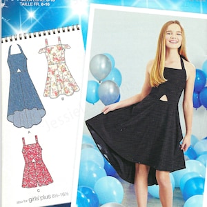 Può includere: Modello di cucito Simplicity numero 1123 per abiti da ragazza. Il modello include tre stili: un abito in denim con orlo asimmetrico, un abito a stampa floreale con scollo rotondo e un abito nero con orlo asimmetrico e un dettaglio a taglio. Il modello è per le taglie 8-16.