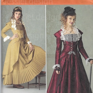Op de afbeelding: Simplicity naaipatroon nummer 2172 voor maten 6, 8, 10 en 12. Het patroon bevat instructies voor het maken van een steampunk-geïnspireerde jurk met een getailleerd lijfje, een volle rok en een gerimpelde kraag. De jurk wordt getoond in twee verschillende kleurencombinaties: een gouden en bruine jurk met een bruine hoed en een bril, en een bordeauxrode jurk met een zwarte hoed.