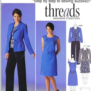 Puede incluir: Un patrón de costura para un vestido y una chaqueta. El patrón incluye instrucciones para hacer un vestido azul con cuello redondo y una chaqueta azul con cuello. El patrón es de la colección Simplicity Threads Magazine Collection y es de talla US 16, 18, 20, 22, 24, EUR 42-50, FR 44-52.