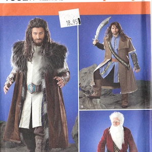 Puede incluir: El patrón Simplicity 1552 presenta diseños de disfraces. La imagen muestra tres opciones de disfraces: un abrigo largo marrón con ribete de piel, un atuendo azul y marrón con una espada y una túnica roja con barba blanca larga y una espada.