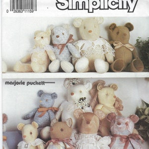 Könnte beinhalten: Simplicity-Schnittmuster 7210 mit Stoffbären in drei Größen. Das Bild zeigt eine Vielzahl handgefertigter Teddybären, einige mit Spitzenkragen und floralen Details. Das Schnittmuster ist von marjorie puckett.