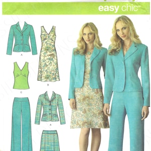 Pode incluir: Padrão de costura Simplicity com blazer, calças e saia verde-azulado, além de um vestido floral e um top verde. Tamanhos disponíveis: 8, 10, 12, 14 e 16. O texto "easy chic" é exibido.