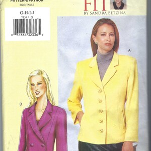 Op de afbeelding: Een naaipatroon voor een jas met twee verschillende stijlen. Het patroon is voor de maten G-H-I-J en is van Today's Fit by Sandra Betzina.