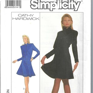 Può includere: Modello di cucito Simplicity numero 8793 per un abito. Il modello include due viste: un abito blu con un davanti abbottonato e un abito nero con un colletto alla coreana. Il modello è per la taglia 14 (EUR 42).