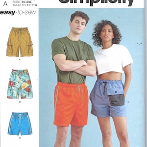 Może przedstawiać: Wzór szycia Simplicity R11799 z szortami. Wzór zawiera różne style: szorty cargo, szorty z kwiatowym nadrukiem, niebieskie szorty z białymi paskami i szorty moro. Na zdjęciu widać również mężczyznę i kobietę w szortach.