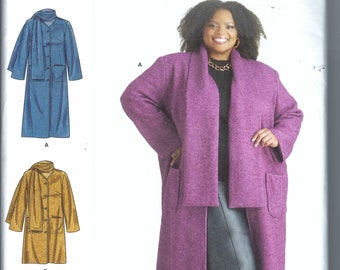 Può includere: Un cartamodello per un cappotto lungo con collo a scialle. Il cartamodello include tre stili diversi: un cappotto blu, un cappotto marrone e un cappotto a quadri. Il cartamodello è per le taglie 20W-28W.