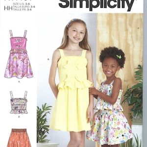 Puede incluir: Patrón de costura Simplicity R11461 para vestidos de niñas. El patrón incluye tres estilos: un vestido floral rosa con un lazo, un vestido amarillo con un lazo y una falda floral blanca y colorida con una blusa a juego.
