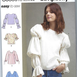 Może przedstawiać: Wzór szycia na bluzkę damską z różnymi stylami rękawów. Wzór nosi nazwę "Simplicity S8839 H5 easy-to-sew" i zawiera rozmiary US 6-14, Euro 32-40 i francuskie 34-42.