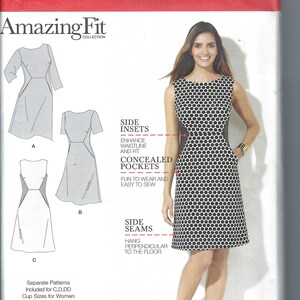 Może przedstawiać: Wzór szycia Simplicity Amazing Fit na sukienkę. Wzór przedstawia sukienkę bez rękawów z czarno-białym wzorem w kropki. Wzór zawiera wstawki boczne, ukryte kieszenie i szwy boczne. Zaprojektowany i wydrukowany w USA.