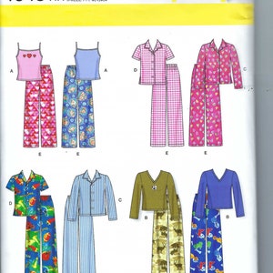 Puede incluir: Un patrón de costura para pijamas con diferentes diseños. El patrón incluye una blusa y pantalones de cuadros rosa y blanco, una blusa y pantalones a rayas azul y blanco, una blusa y pantalones de camuflaje verde y marrón, y una blusa y pantalones estampados azul y blanco. El patrón es para las tallas 3, 4, 5 y 6.