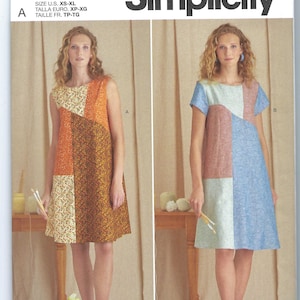 Könnte beinhalten: Simplicity Schnittmuster R11536 mit zwei farbblockierten Kleidern. Ein Kleid ist ärmellos mit einem floralen und orangefarbenen Design, das andere hat kurze Ärmel und ein blaues, rosa und grünes Design. Das Muster ist einfach zu nähen.