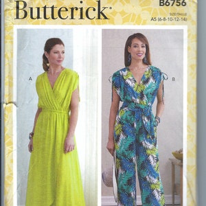 Könnte beinhalten: Butterick Schnittmuster B6756. Das Schnittmuster zeigt zwei Wickelkleidungsstücke: ein langes, limettengrünes Kleid und einen blau-grün-weiß bedruckten Jumpsuit im Tropenmuster. Die Mustergröße ist A5 (6-8-10-12-14).