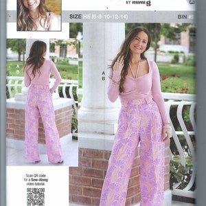 Può includere: Un cartamodello per un paio di pantaloni larghi con stampa floreale. Il cartamodello si chiama "Know Me" di Mimi G. ed è per le taglie 6-8-10-12-14.