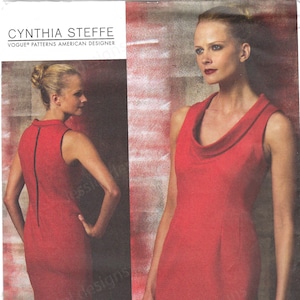 Puede incluir: Un vestido rojo sin mangas con cuello de pico y una cremallera en la espalda. El vestido se muestra en una modelo con el texto "V1151 PATTERN/PATRON SIZE/TAILLE EE (14-16-18-20)" y "CYNTHIA STEFFE VOGUE PATTERNS AMERICAN DESIGNER" en la página.