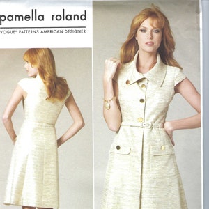 Puede incluir: Un patrón de costura de Vogue Patterns de Pamella Roland. El diseño muestra un vestido de color claro con cuello, cierre de botones y cinturón en la cintura. El vestido tiene mangas cortas y dos bolsillos delanteros. El número de patrón es V1233.