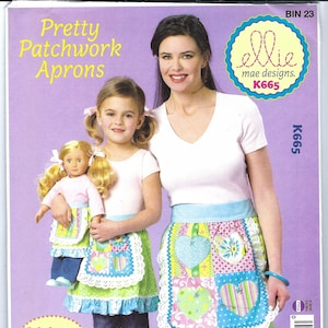 Könnte beinhalten: Ein Schnittmuster für Patchwork-Schürzen, auf dem eine Frau und ein Mädchen zu sehen sind, die farbenfrohe Schürzen mit Herzmotiven tragen. Das Schnittmuster heißt "Pretty Patchwork Aprons" und stammt von "ellie mae designs." Die Schnittmuster-Nummer ist K665.