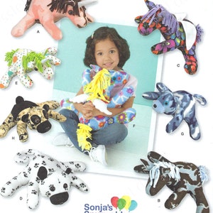 Pode incluir: O padrão Simplicity 1930 apresenta vários designs de animais de pelúcia, incluindo um unicórnio, um dálmata e uma vaca. O padrão inclui o texto "Sonja's Snuggables" e "U.S. ONE SIZE".