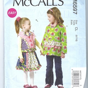 Könnte beinhalten: Ein Schnittmuster für ein Mädchenkleid und eine Jacke. Das Schnittmuster heißt McCall's M6597 und ist für die Größen CL (6-7-8). Das Kleid ist im Patchwork-Stil mit einem Rüschen-Saum und die Jacke hat einen Blumendruck.