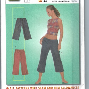 Op de afbeelding: Burda Start 2 naaipatroon voor broeken, maten 8-24. Het patroon bevat drie verschillende broekstijlen: een wijde broek, een broek met korte pijpen en een rechte broek. Het patroon is gedrukt op wit papier met zwarte en rode tekst.