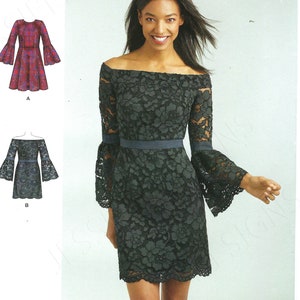 Puede incluir: Un patrón de costura para un vestido negro de encaje con hombros descubiertos y mangas acampanadas. El patrón es para las tallas españolas 36-44 y es de Simplicity.