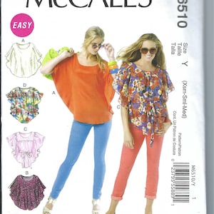 Puede incluir: Un patrón de costura para una blusa de mujer con una variedad de estilos diferentes. El patrón se llama McCall's M6510 y es para las tallas XS, S y M. El patrón incluye instrucciones para hacer una blusa con un escote con volantes, una blusa con un escote redondo y una blusa con un escote en V.