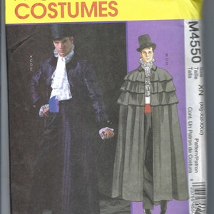 Op de afbeelding: McCall's Costumes patroon voor historische kostuums. De afbeelding toont illustraties van twee verschillende outfits, waaronder een lange jas, cape en gefranjerde kraag. Het patroonnummer is M4550.
