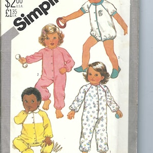 Könnte beinhalten: Ein Schnittmuster zum Nähen von Pyjamas für Kleinkinder. Das Schnittmuster umfasst vier verschiedene Stile: einen weißen Pyjama mit blauem Besatz, einen rosa Pyjama, einen gelben Pyjama mit weißem Kragen und einen weißen Pyjama mit einem bunten Druck. Das Schnittmuster ist von Simplicity und trägt die Nummer 5593.