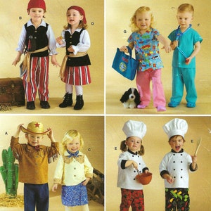 Puede incluir: Patrón de disfraz Simplicity H0118 A para niños, tallas 1/2-4. La imagen muestra varios diseños de disfraces, incluyendo un pirata, un médico, un chef y un vaquero. Los disfraces son coloridos y están diseñados para Halloween o juegos de disfraces.