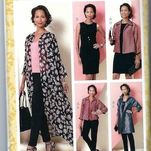 Peut inclure: Un patron de couture Butterick présentant divers modèles de mode féminine. L'image montre une longue veste fleurie, une robe noire, une veste rouge et un manteau bleu métallisé. Le numéro de modèle est R10799, avec les tailles A5 (6-8-10-12-14).