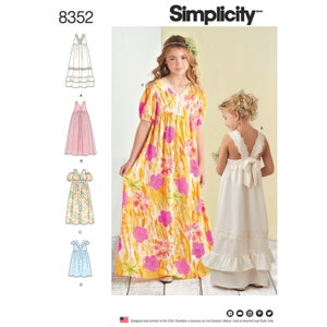 Könnte beinhalten: Simplicity Schnittmuster Nummer 8352 für Mädchenkleider. Das Schnittmuster umfasst vier verschiedene Stile: ein weißes Kleid mit einem Stufenrock, ein rosa Kleid mit einem gerafften Rock, ein Kleid mit Blumendruck und kurzen Ärmeln und ein weißes Kleid mit einer Spitzenborte und einer Schleife auf der Rückseite.
