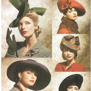 Peut inclure: Patron d'accessoires Vogue 7464 présentant cinq modèles de chapeaux vintage. Les chapeaux comprennent un grand chapeau vert en forme de nœud, un chapeau rouge à larges bords avec des ornements floraux, un chapeau de style turban à motifs, un chapeau noir à larges bords et un béret noir avec des ornements.