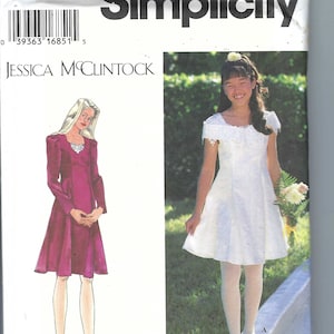 Può includere: Modello di cucito Simplicity numero 9654 per un abito da ragazza. Il modello include due stili: un abito bianco con bordino in pizzo e un abito rosa con scollo a gioiello. Il modello è per le taglie AA 7, 8, 10.