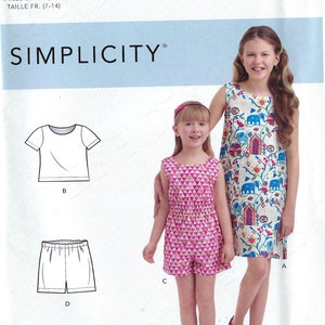 Könnte beinhalten: Ein Schnittmuster für ein Mädchenkleid, Shorts und Oberteil. Das Schnittmuster ist für die Größen 7-14. Das Kleid ist ärmellos und hat einen Blumendruck. Die Shorts sind pink mit einem geometrischen Druck. Das Oberteil ist weiß und hat kurze Ärmel. Das Schnittmuster ist von Simplicity.