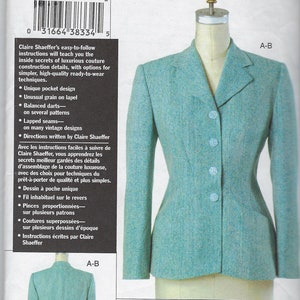 Puede incluir: Un patrón de costura para una chaqueta azul turquesa con instrucciones para hacer una chaqueta de alta costura personalizada. El patrón incluye detalles como un diseño de bolsillo único, una veta inusual en la solapa, pinzas equilibradas, costuras superpuestas e instrucciones escritas por Claire Shaeffer.
