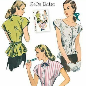 Può includere: Modello di cucito Simplicity vintage 1590, con design di camicette retrò degli anni '40. L'illustrazione mostra tre donne che indossano diversi stili di camicetta, tra cui a righe, floreale e a pois. Il modello include il logo Simplicity e il testo "1940s Retro".